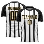 Aangepast zwart-wit-oudgouden lijn sublimatie voetbaltenue shirt Aangepast zwart-wit-oudgouden lijn sublimatie voetbaltenue shirt