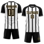 Aangepast zwart-wit-oudgouden lijn sublimatie voetbaltenue shirt Aangepast zwart-wit-oudgouden lijn sublimatie voetbaltenue shirt