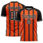 Aangepast zwart oranje-wit gesublimeerd voetbaltenue-shirt Aangepast zwart oranje-wit gesublimeerd voetbaltenue-shirt