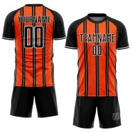 Aangepast zwart oranje-wit gesublimeerd voetbaltenue-shirt Aangepast zwart oranje-wit gesublimeerd voetbaltenue-shirt